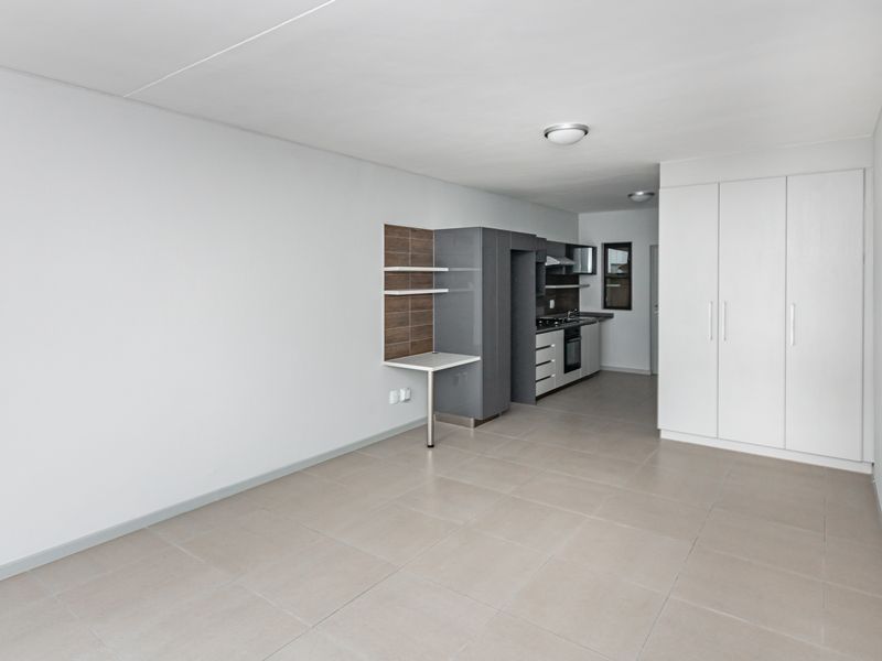 Fabulous Investment - 2 Bed 2 Bath 1st Floor Apartment in a Secure a Complex - Photo 3