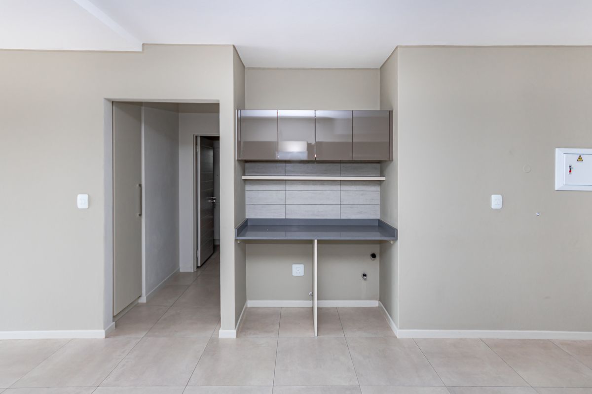 Fabulous Investment - 2 Bed 2 Bath 1st Floor Apartment in a Secure a Complex - Photo 4