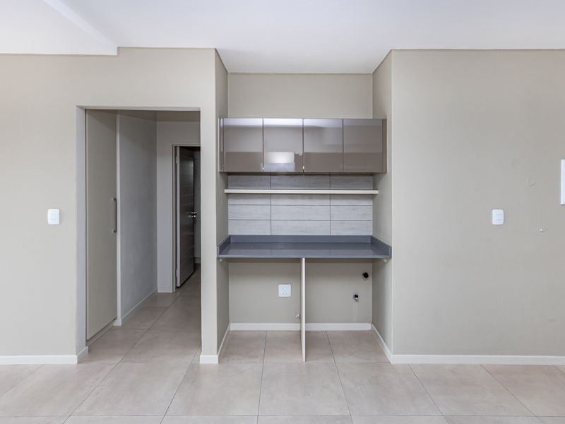 Fabulous Investment - 2 Bed 2 Bath 1st Floor Apartment in a Secure a Complex - Photo 4