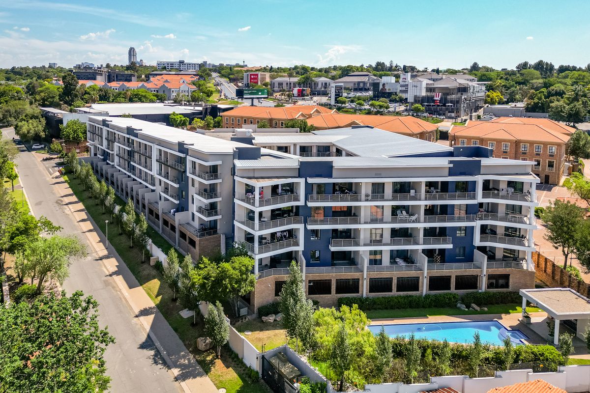 Fabulous Investment - 2 Bed 2 Bath 1st Floor Apartment in a Secure a Complex - Photo 2