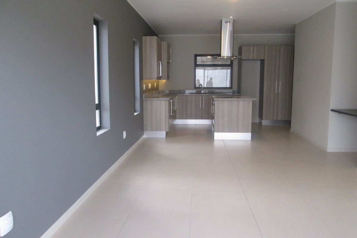 Well designed 2 bedroom 1 bathroom apartment available at the Atrium. - Photo 5