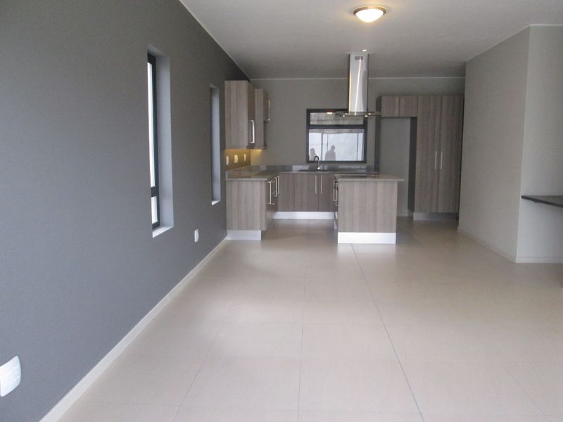 Well designed 2 bedroom 1 bathroom apartment available at the Atrium. - Photo 5