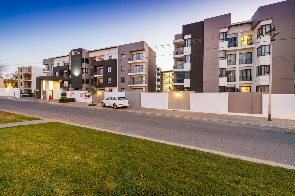 Well designed 2 bedroom 1 bathroom apartment available at the Atrium. - Photo 2