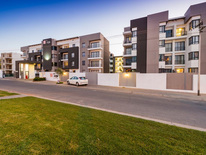 Well designed 2 bedroom 1 bathroom apartment available at the Atrium. - Photo 2