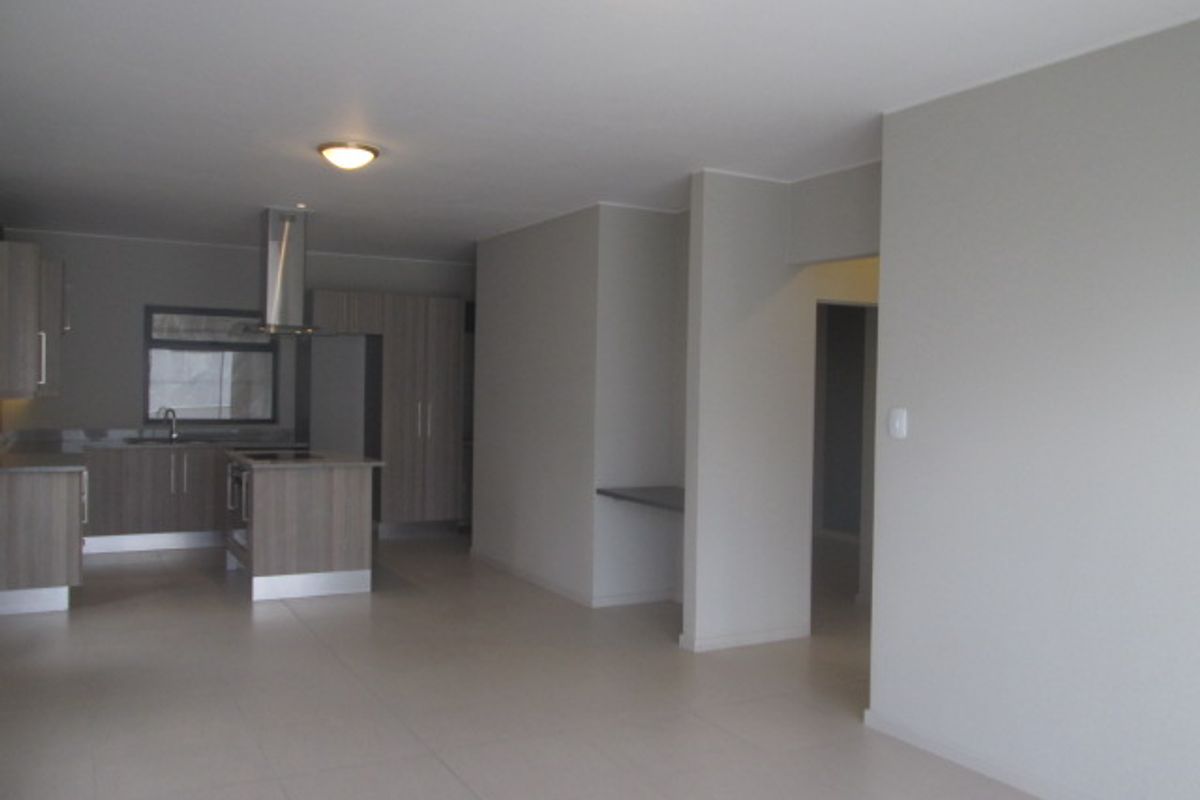 Well designed 2 bedroom 1 bathroom apartment available at the Atrium. - Photo 4