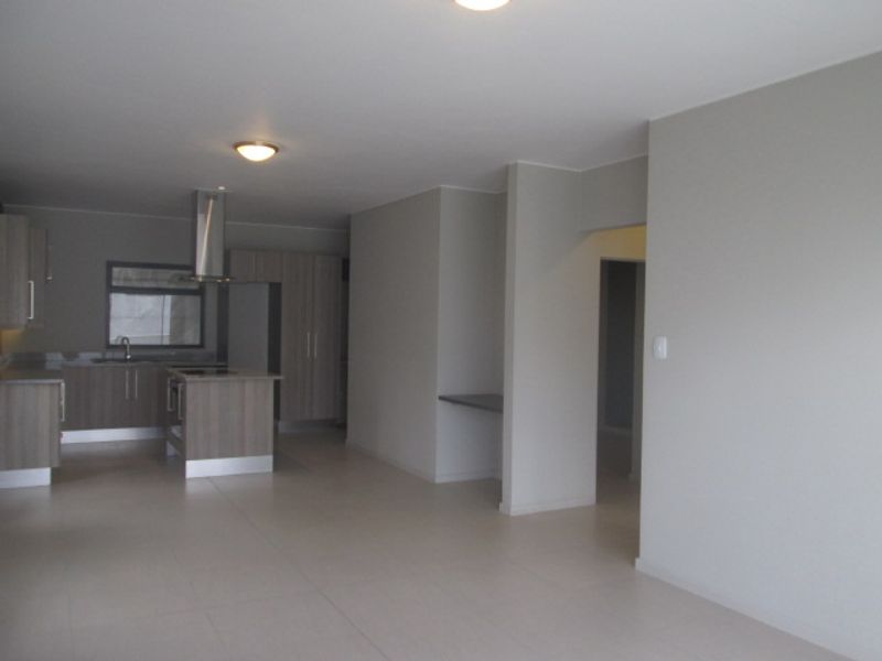 Well designed 2 bedroom 1 bathroom apartment available at the Atrium. - Photo 4