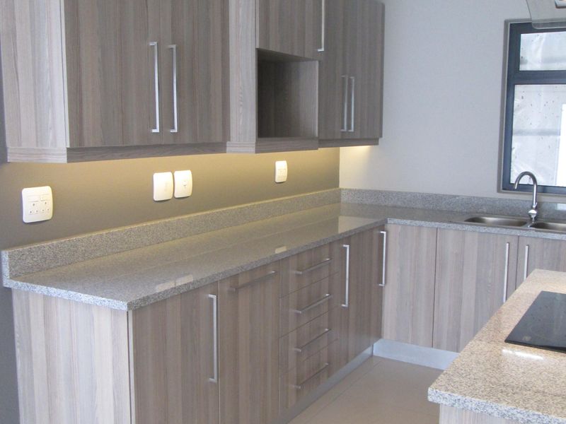 Well designed 2 bedroom 1 bathroom apartment available at the Atrium. - Photo 9