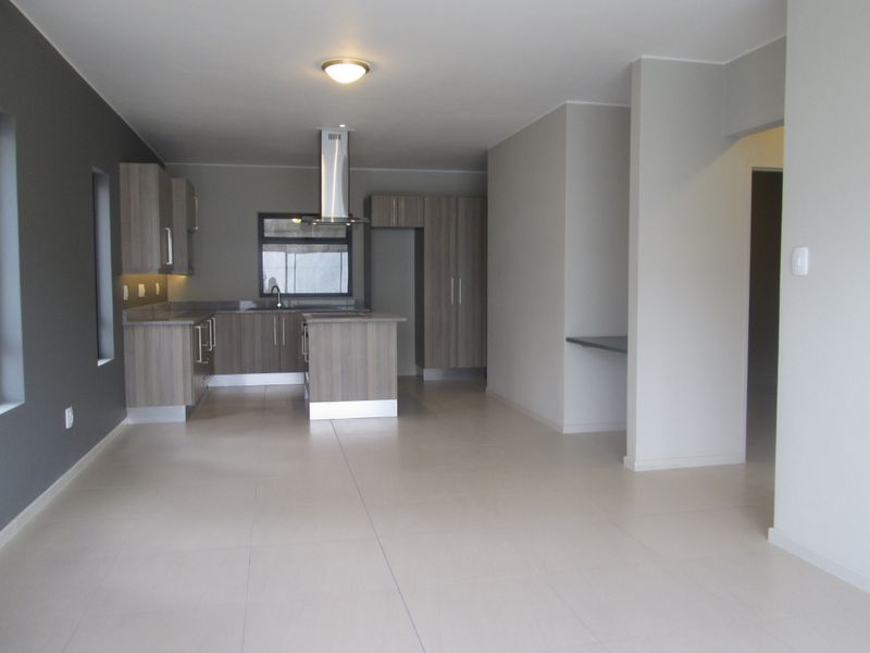 Well designed 2 bedroom 1 bathroom apartment available at the Atrium. - Photo 6