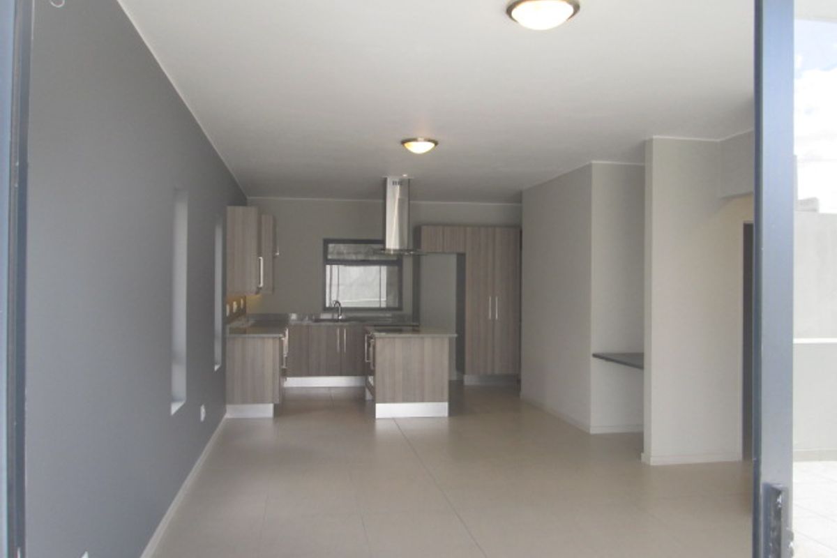 Well designed 2 bedroom 1 bathroom apartment available at the Atrium. - Photo 3