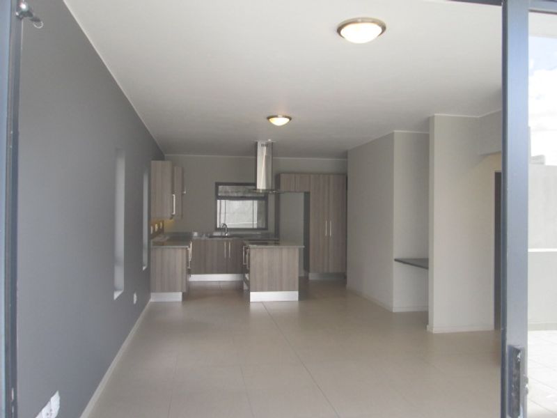 Well designed 2 bedroom 1 bathroom apartment available at the Atrium. - Photo 3