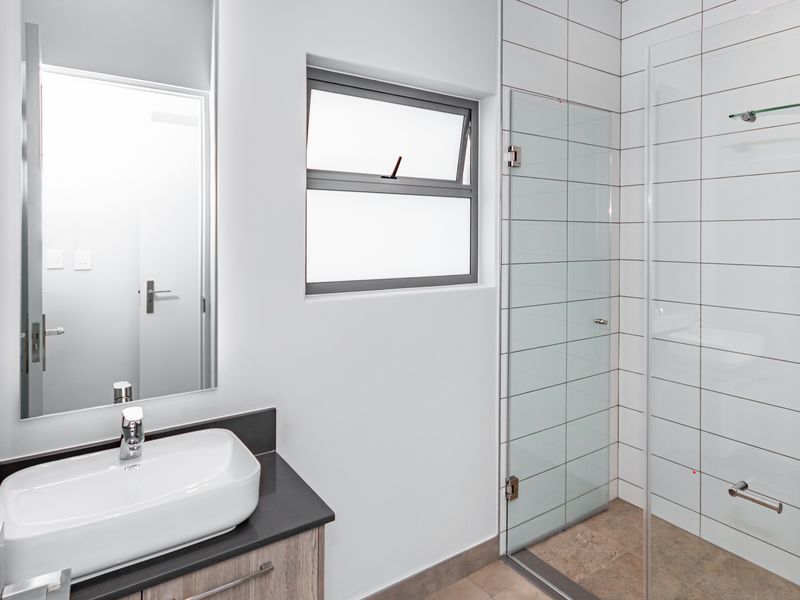 Luxury & Modern 3 Bedroom Penthouse on Top Floor with Back-up Generator - Photo 7