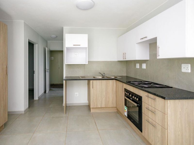 New Development.  Ground Floor Stylish 2 Bed 1 Bath Apartment in Rivonia - Photo 4