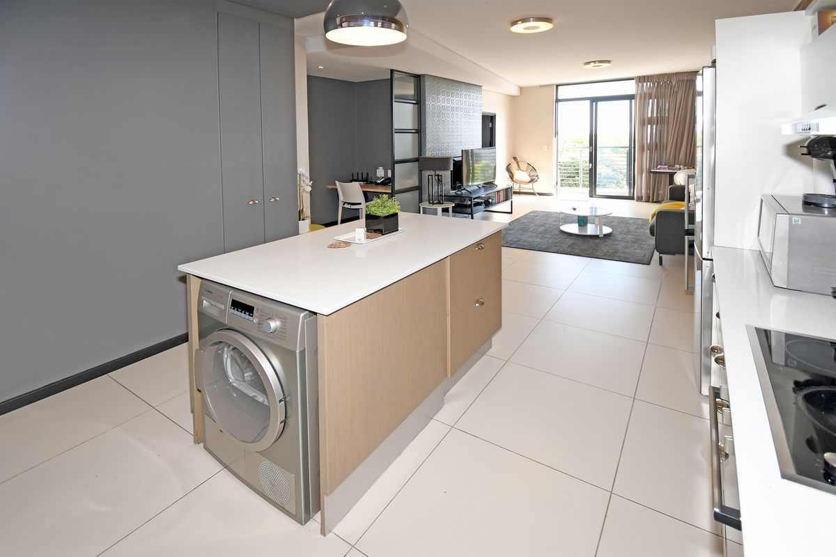 West Facing 2 Bedroom, 2 Bathroom Apartment in Rosebank - Photo 5