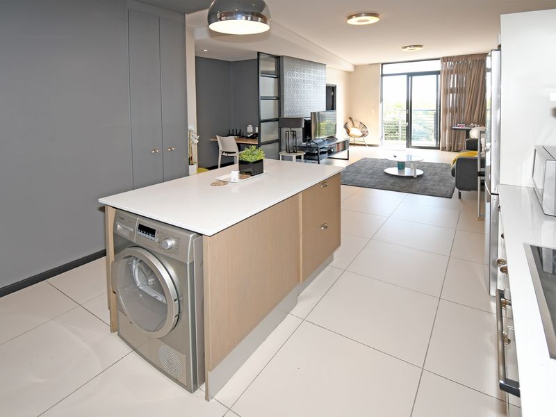 West Facing 2 Bedroom, 2 Bathroom Apartment in Rosebank - Photo 5