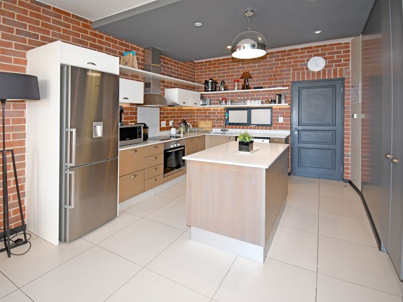 West Facing 2 Bedroom, 2 Bathroom Apartment in Rosebank - Photo 9