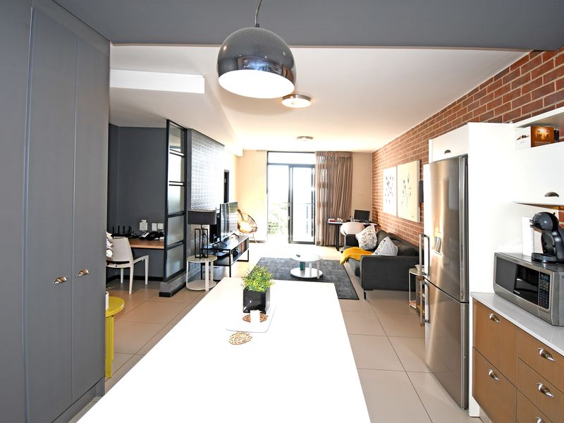 West Facing 2 Bedroom, 2 Bathroom Apartment in Rosebank - Photo 6