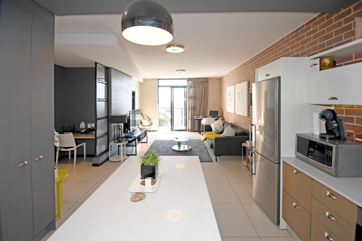 West Facing 2 Bedroom, 2 Bathroom Apartment in Rosebank - Photo 2