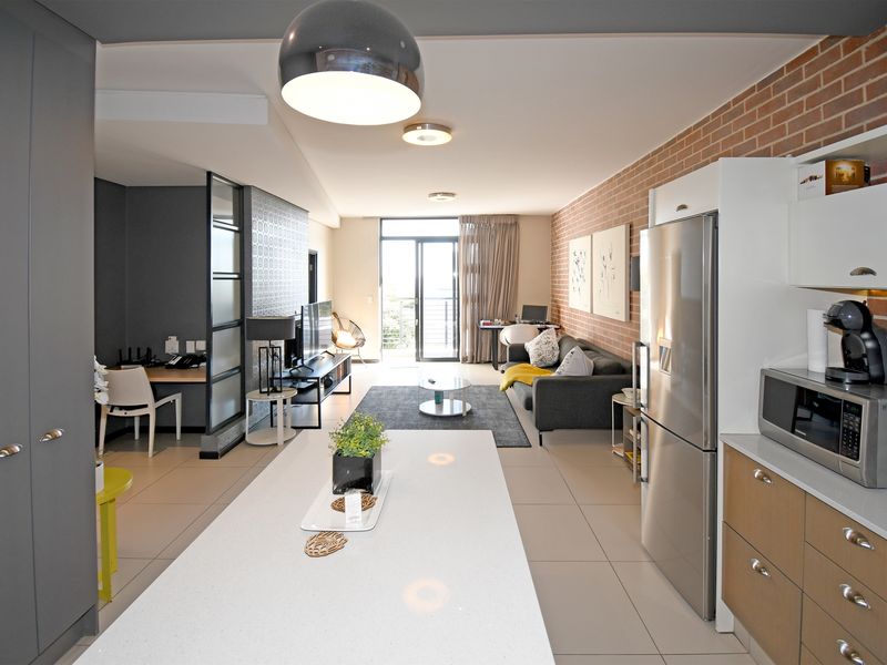 West Facing 2 Bedroom, 2 Bathroom Apartment in Rosebank - Photo 2