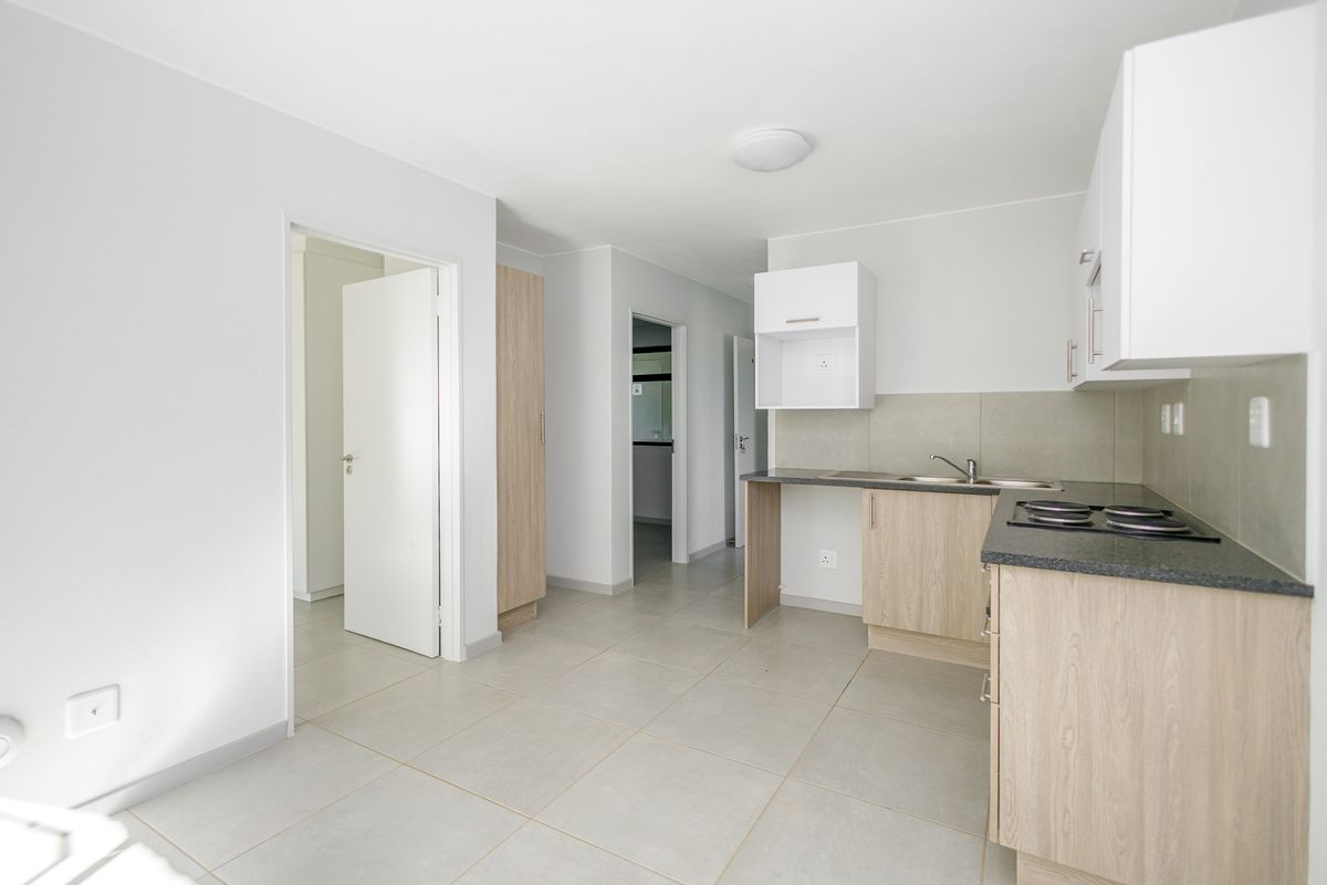 2 Bedroom 1 Bathroom Second Floor Apartment in Brooke Manor - Photo 4