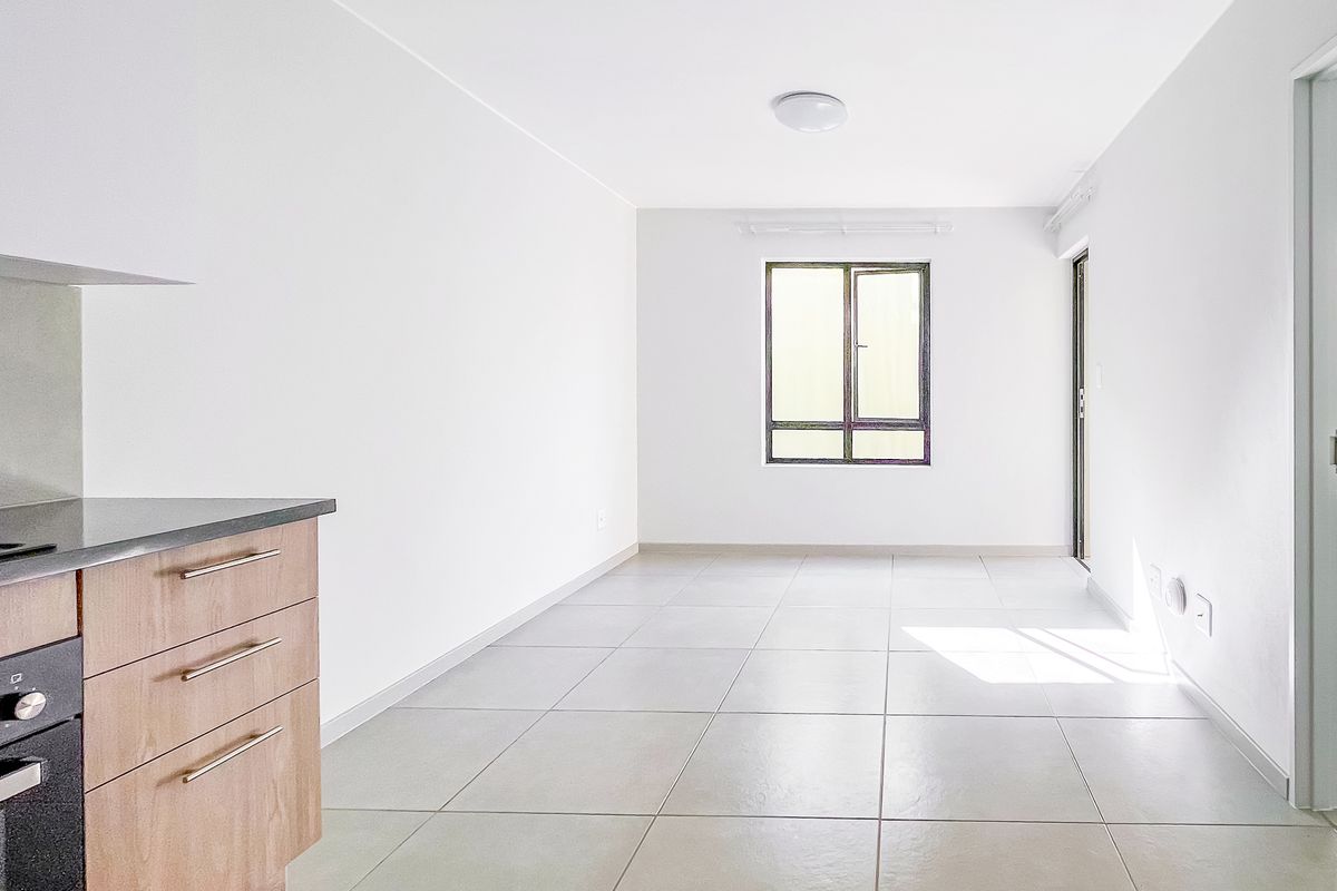 2 Bedroom 1 Bathroom Second Floor Apartment in Brooke Manor - Photo 2