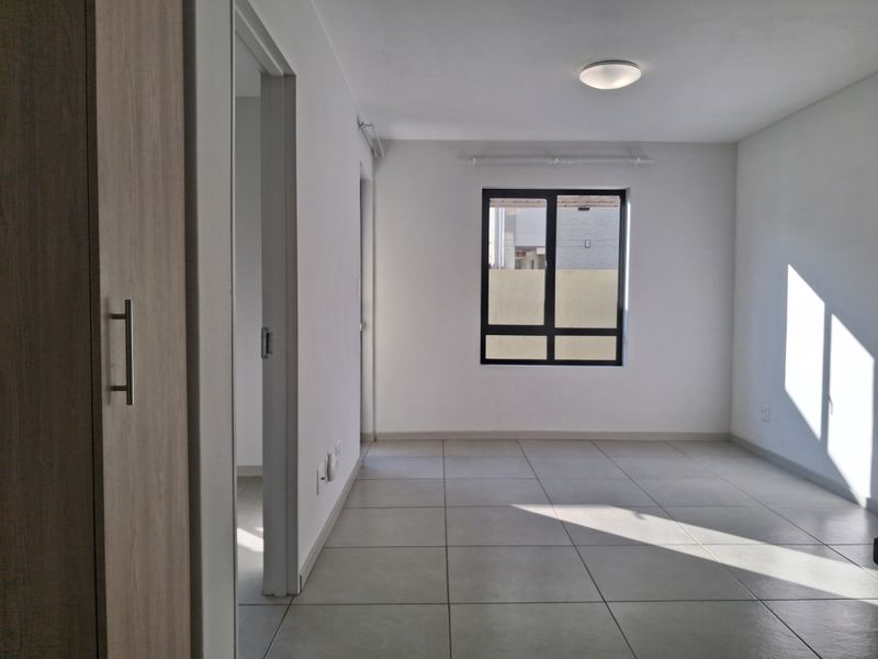 Stylish Yet Practical 2 Bedroom 1 Bathroom Apartment - Photo 4