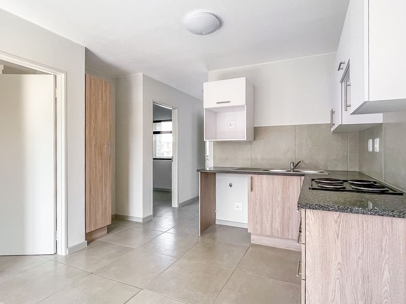 Perfectly Located 2 Bedroom 1 Bathroom Apartment - Photo 3