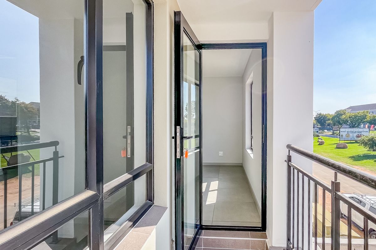 Perfectly Located 2 Bedroom 1 Bathroom Apartment - Photo 4