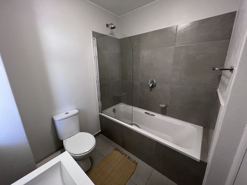 Perfectly Located 2 Bedroom 1 Bathroom Apartment - Photo 10