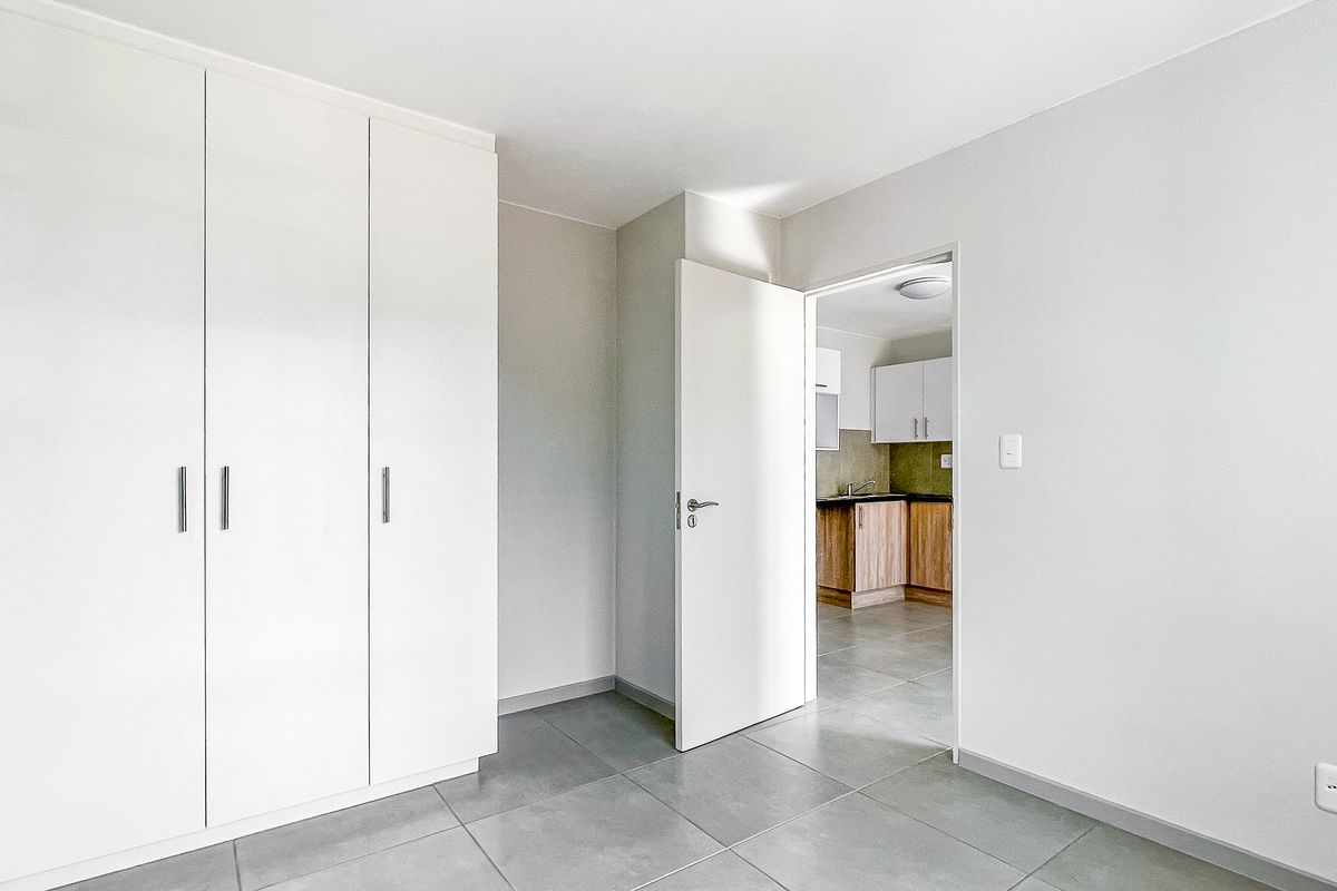 Perfectly Located 2 Bedroom 1 Bathroom Apartment - Photo 5