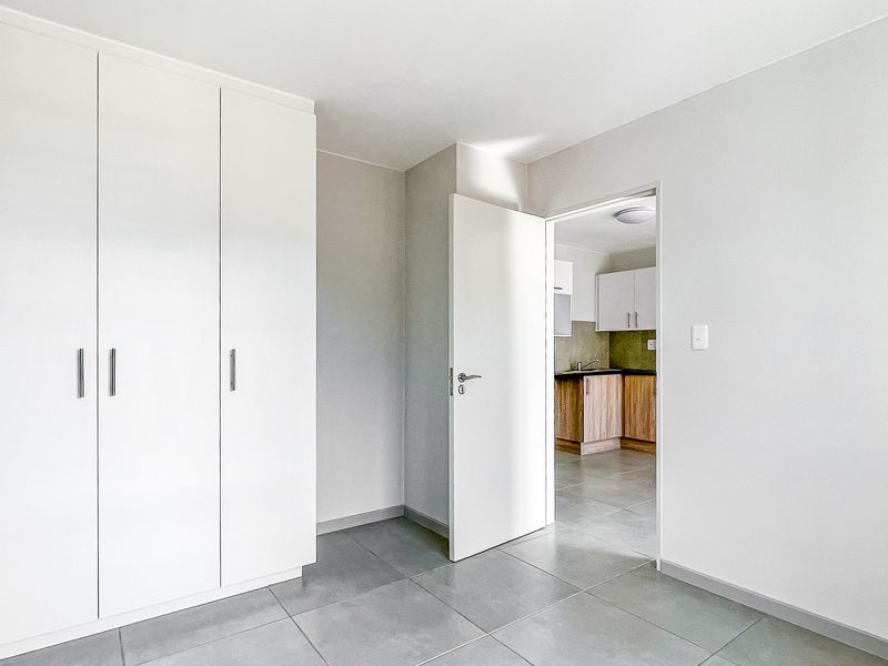 Perfectly Located 2 Bedroom 1 Bathroom Apartment - Photo 5