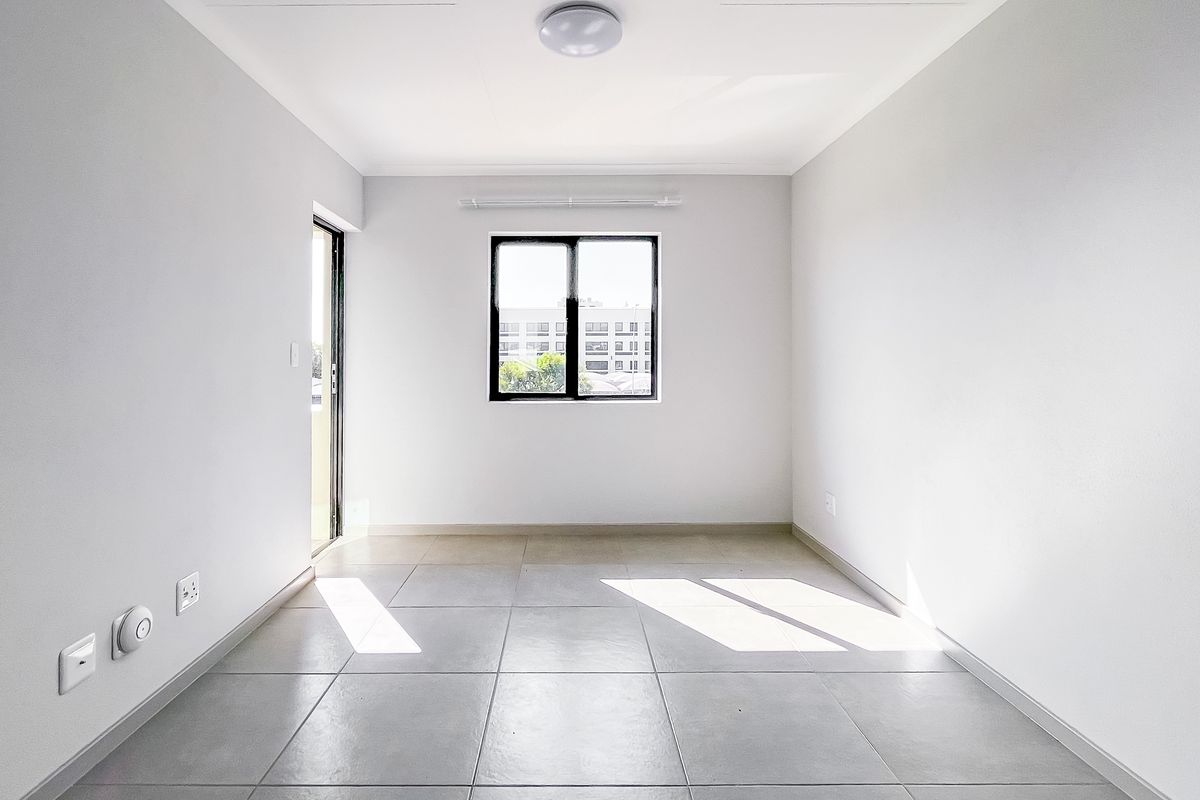 Perfectly Located 2 Bedroom 1 Bathroom Apartment - Photo 2