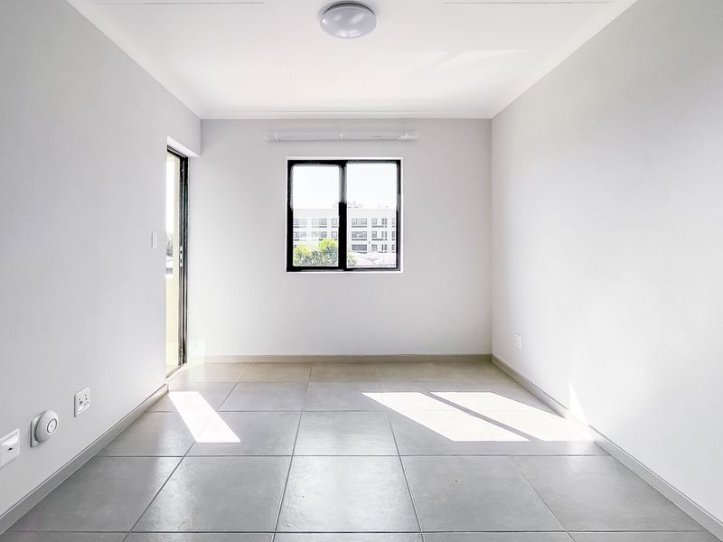 Perfectly Located 2 Bedroom 1 Bathroom Apartment - Photo 2