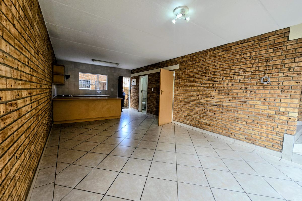 Modern 2-Bedroom, 2-Bathroom Two-Story Unit - Photo 3