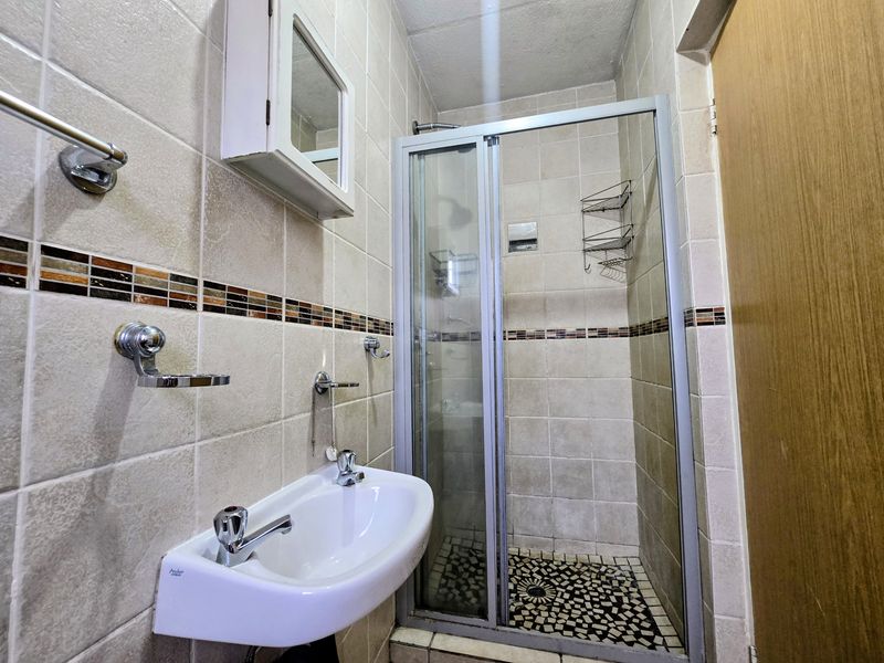 Modern 2-Bedroom, 2-Bathroom Two-Story Unit - Photo 7