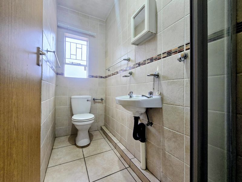 Modern 2-Bedroom, 2-Bathroom Two-Story Unit - Photo 6