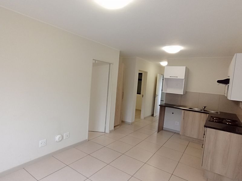 Stylish 2 bedroom 1 bathroom apartment in Rivonia - Photo 4