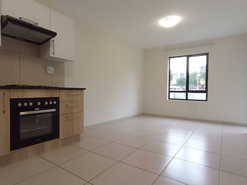 Stylish 2 bedroom 1 bathroom apartment in Rivonia - Photo 5