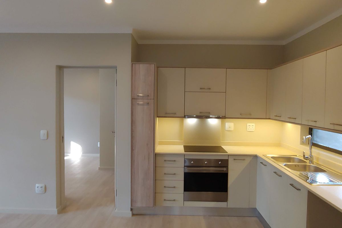 High-end 2 bed 2 bath apartment in The Galleries in the hub of Rosebank - Photo 3