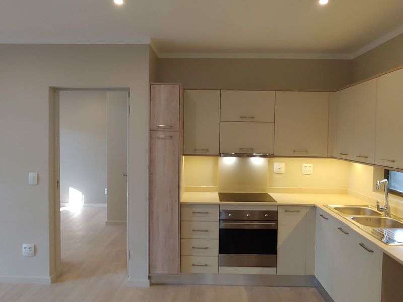 High-end 2 bed 2 bath apartment in The Galleries in the hub of Rosebank - Photo 3