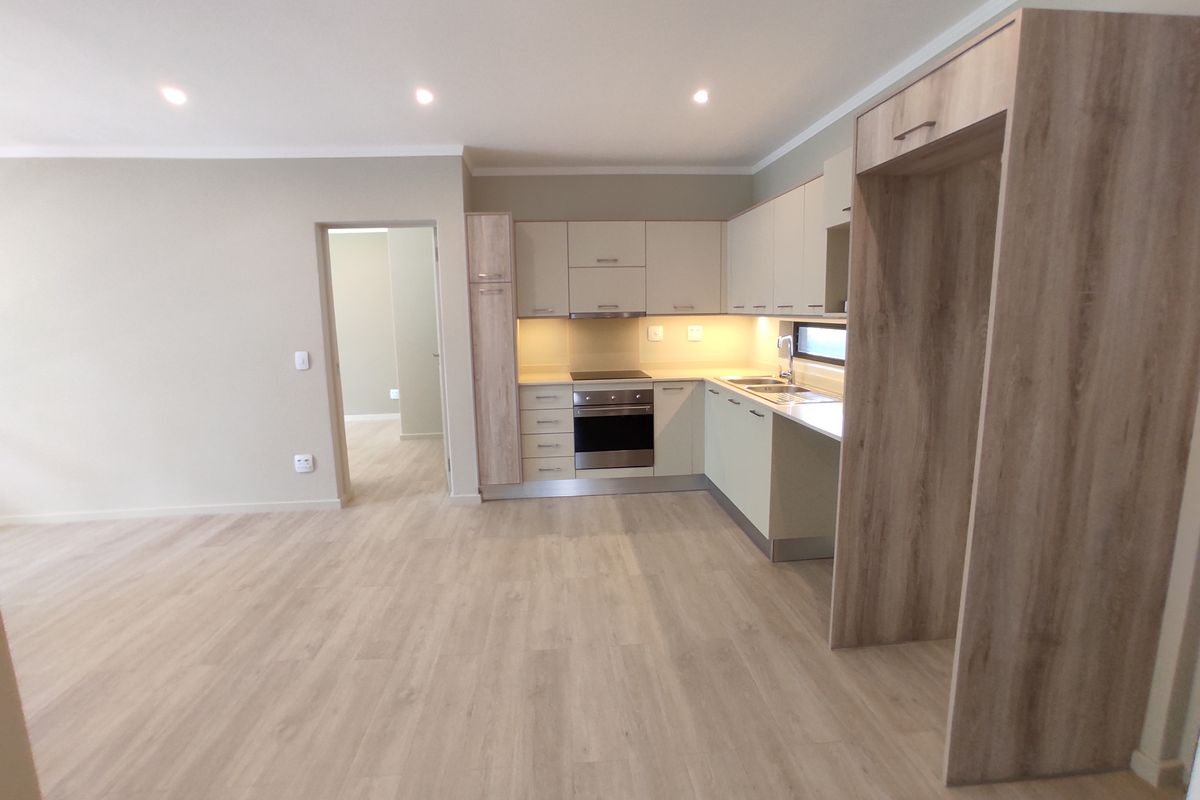 High-end 2 bed 2 bath apartment in The Galleries in the hub of Rosebank - Photo 5