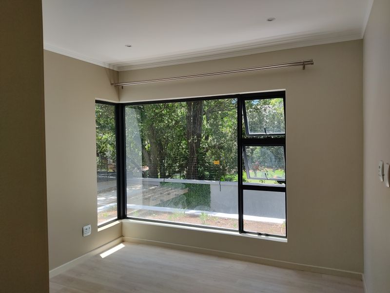 High-end 2 bed 2 bath apartment in The Galleries in the hub of Rosebank - Photo 10