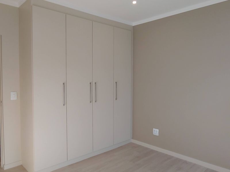High-end 2 bed 2 bath apartment in The Galleries in the hub of Rosebank - Photo 9