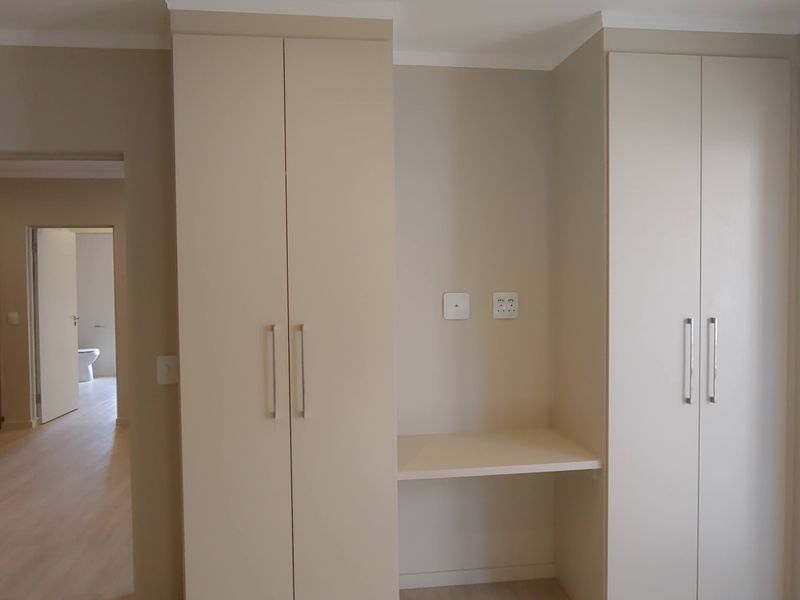 High-end 2 bed 2 bath apartment in The Galleries in the hub of Rosebank - Photo 7