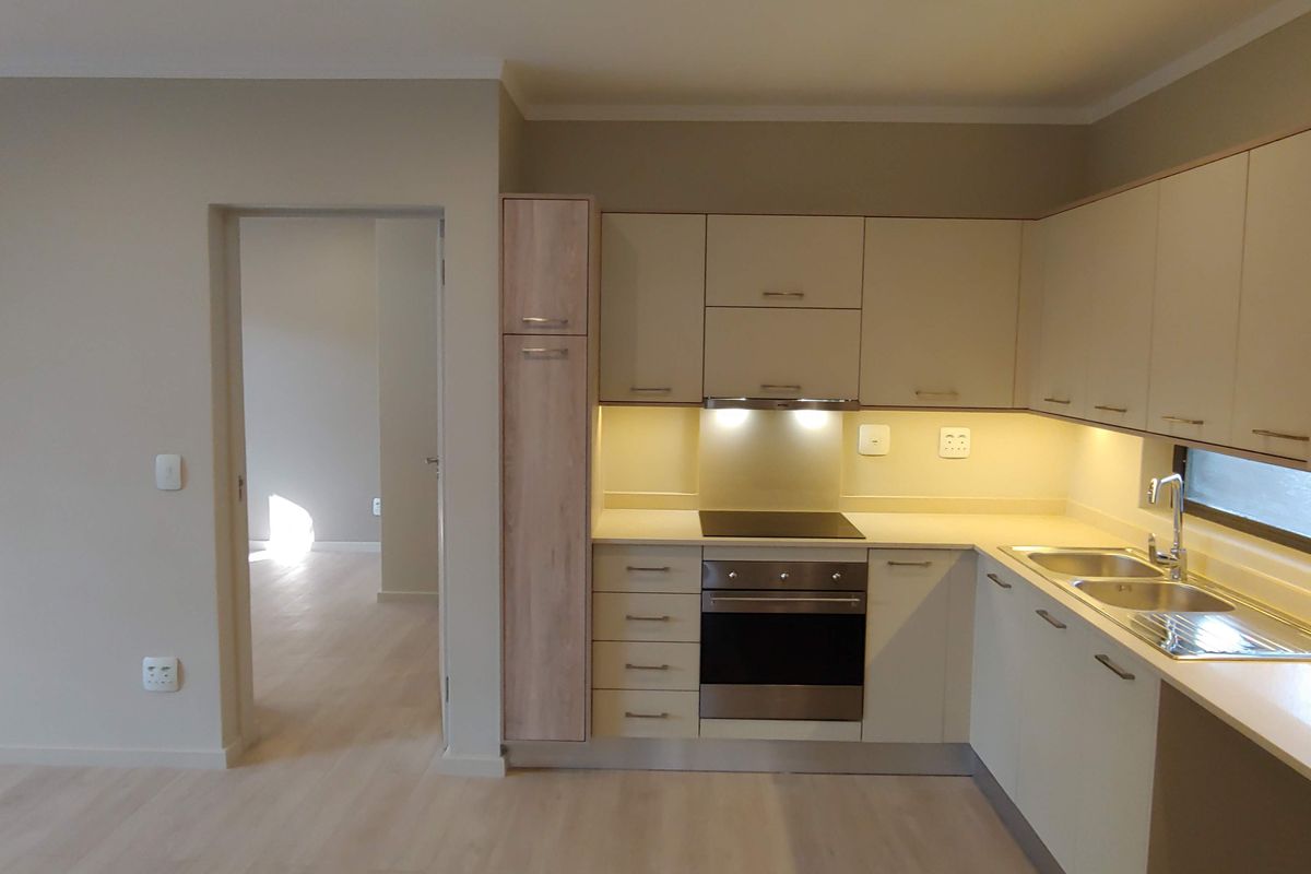 High-end 2 bed 2 bath apartment in The Galleries in the hub of Rosebank - Photo 4