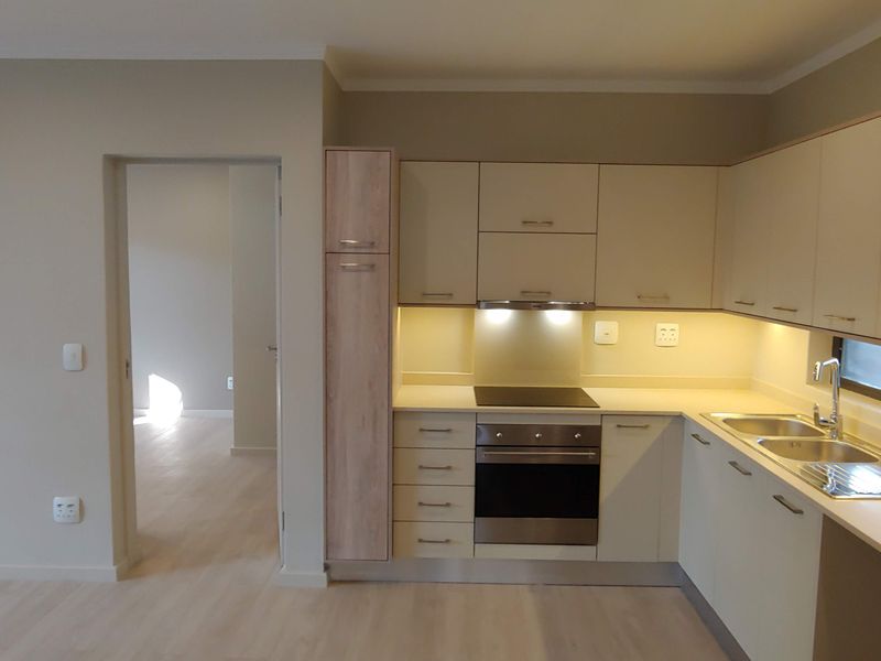 High-end 2 bed 2 bath apartment in The Galleries in the hub of Rosebank - Photo 4