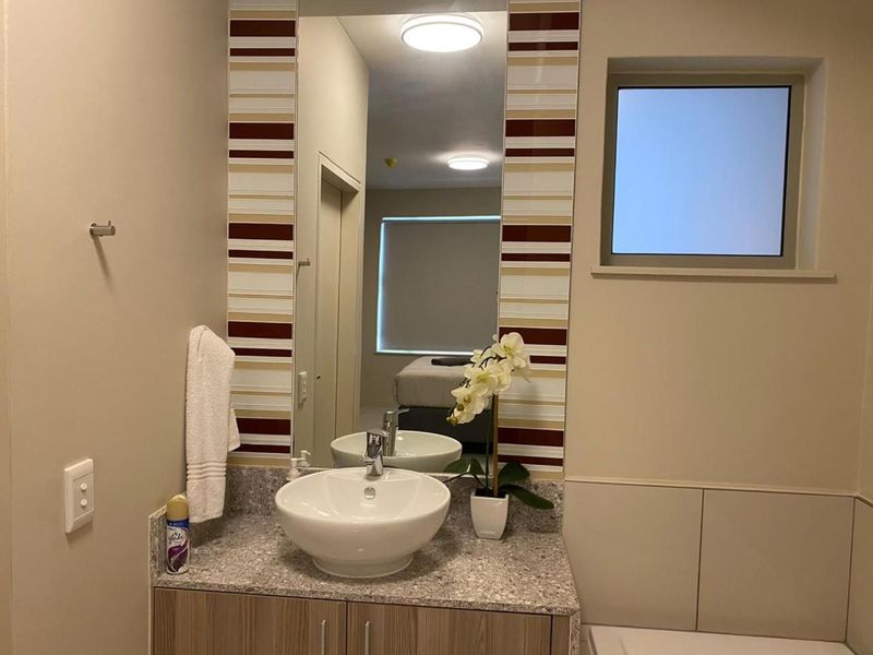 Modern and Comfortable living 2 Bed 2 Bath Apartment in Rosebank - Photo 9