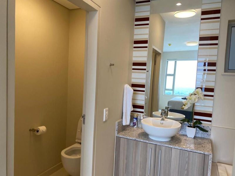 Modern and Comfortable living 2 Bed 2 Bath Apartment in Rosebank - Photo 8