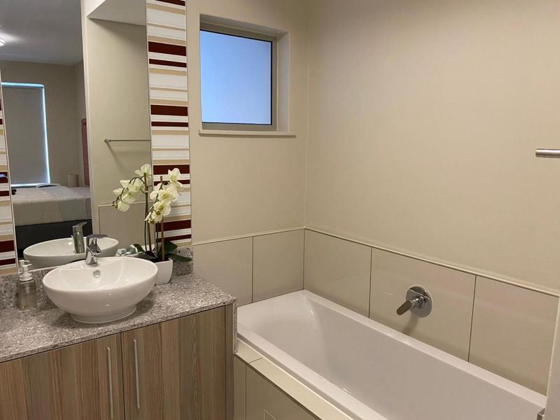 Modern and Comfortable living 2 Bed 2 Bath Apartment in Rosebank - Photo 7