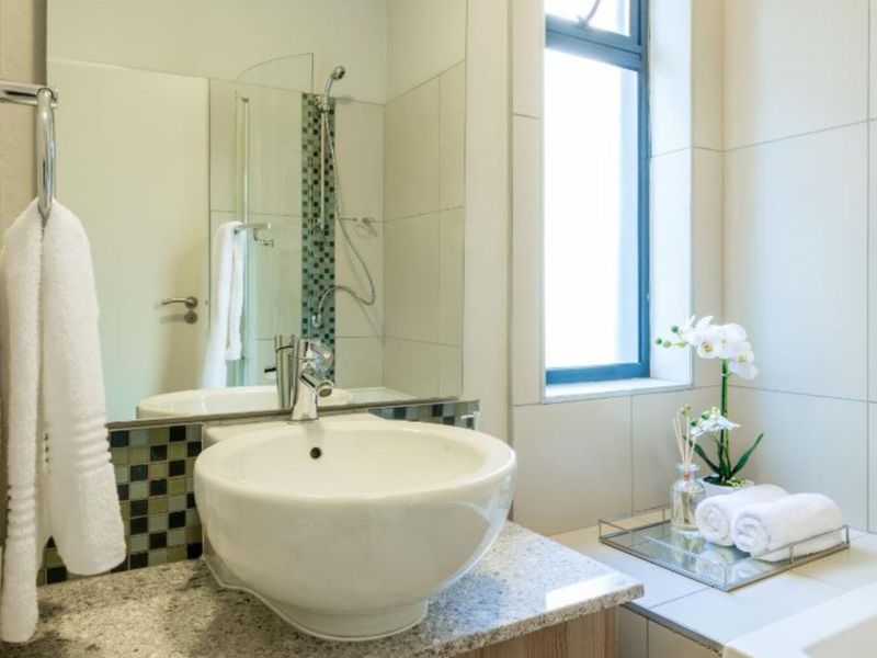 Great Investment with fantastic rental returns - Classic 2 bedroom 1 bathroom apartment - Photo 7