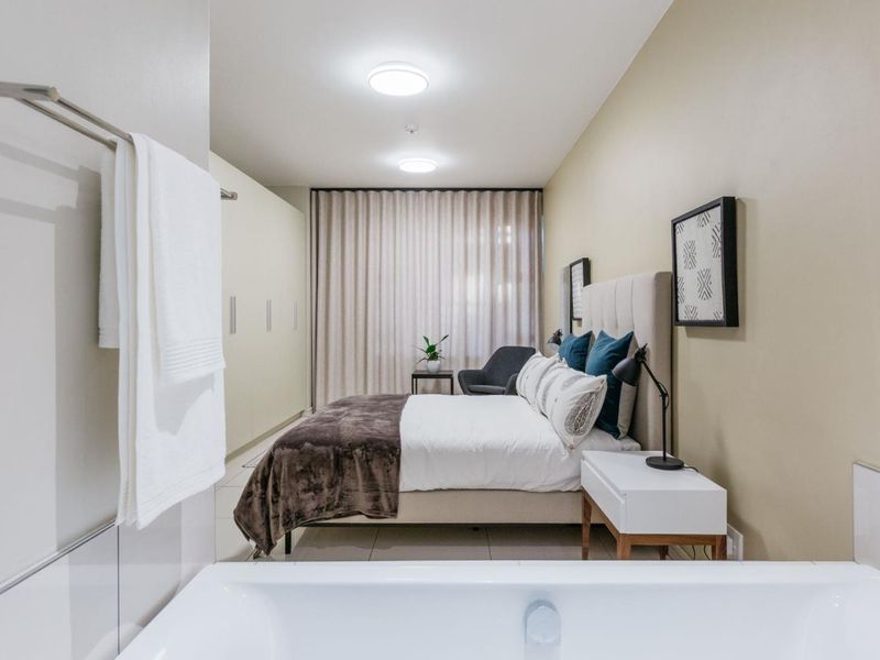 Luxury Apartments for Investors and Professionals - Stylish 2 Bed 2 Bath Apartment - Photo 2